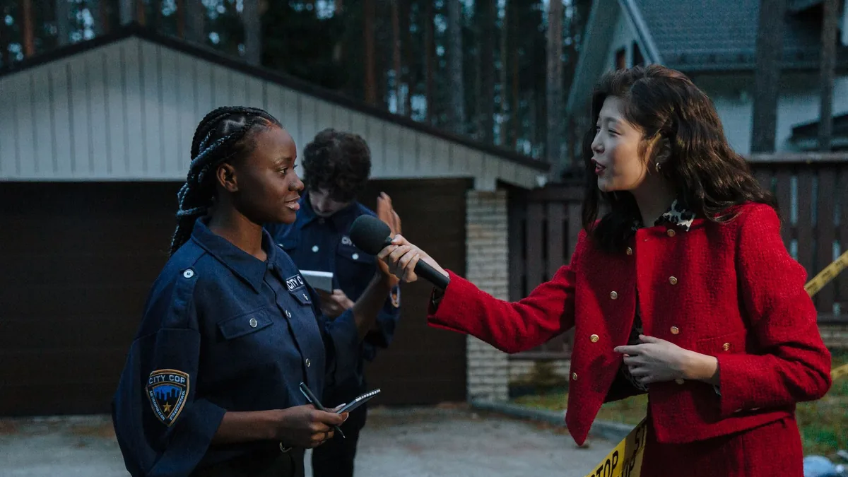 A journalist interviewing a policewoman at a crime scene
