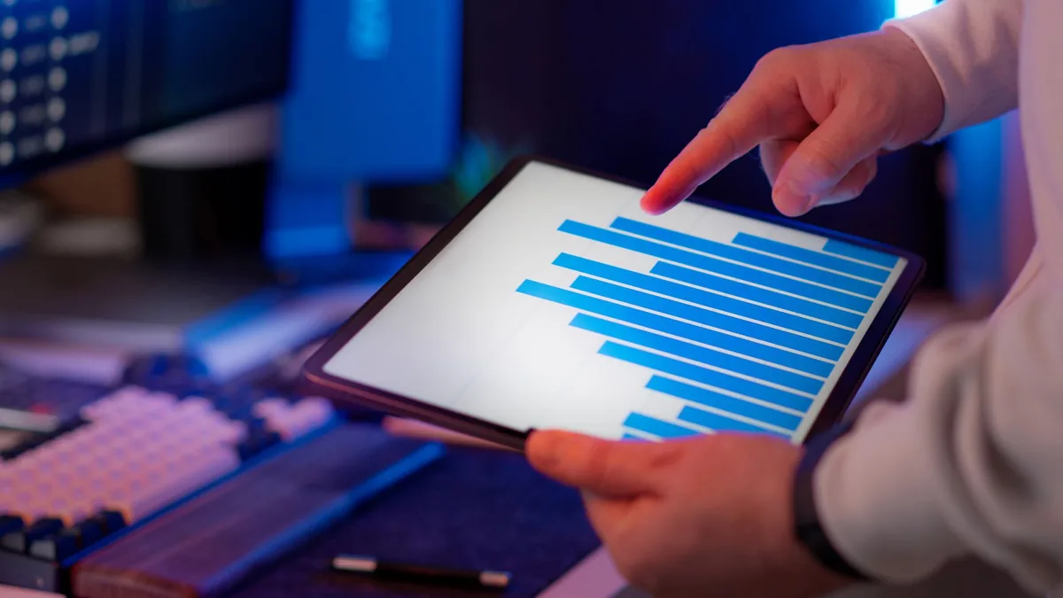 Ofiste tablette sütun grafik inceleyen profesyonel