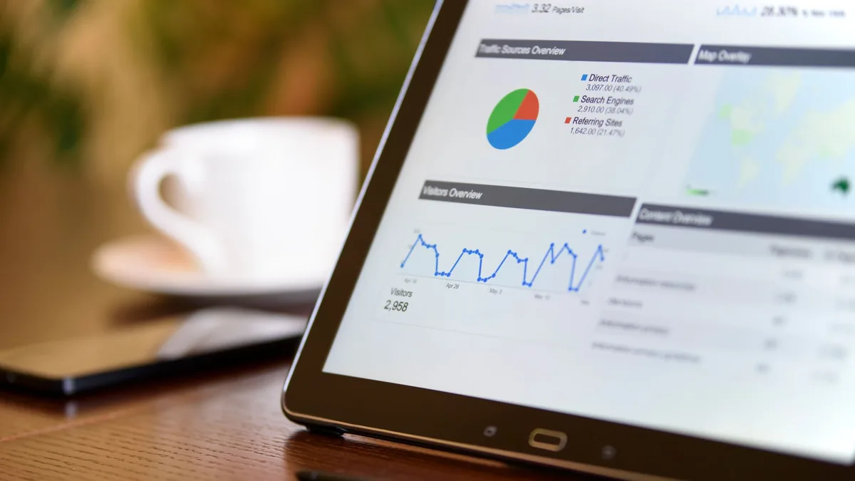 Ahşap yüzeyde analitik grafikleri gösteren tablet