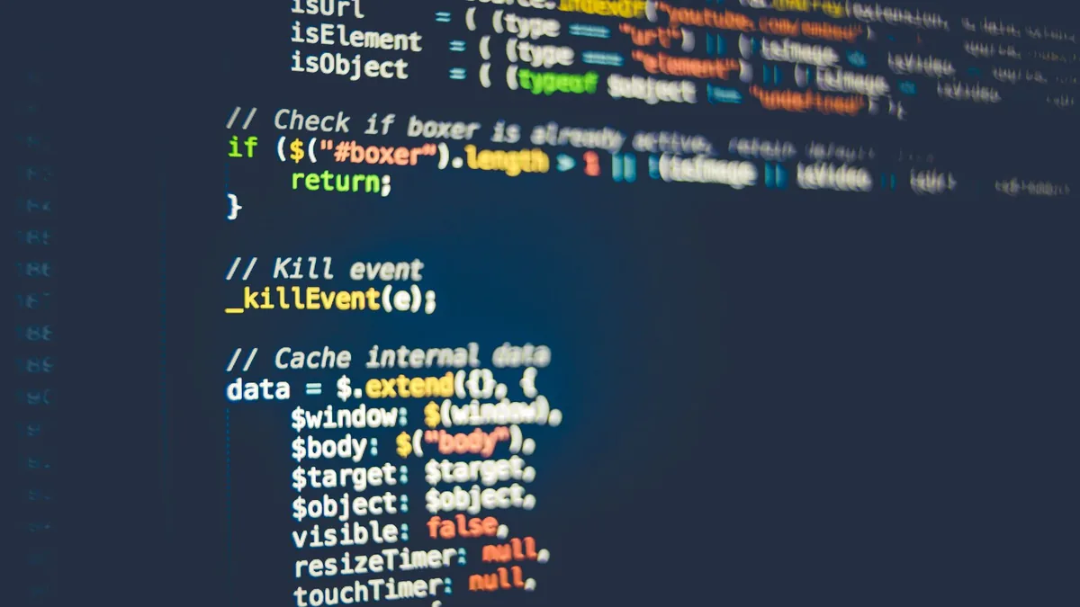 Renkli program kodu gösteren bilgisayar ekranı