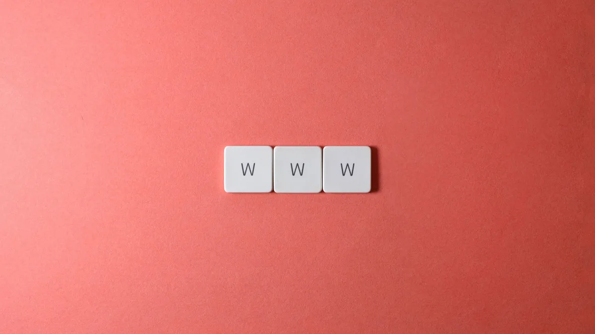 Kırmızı zeminde “www” klavye tuşları
