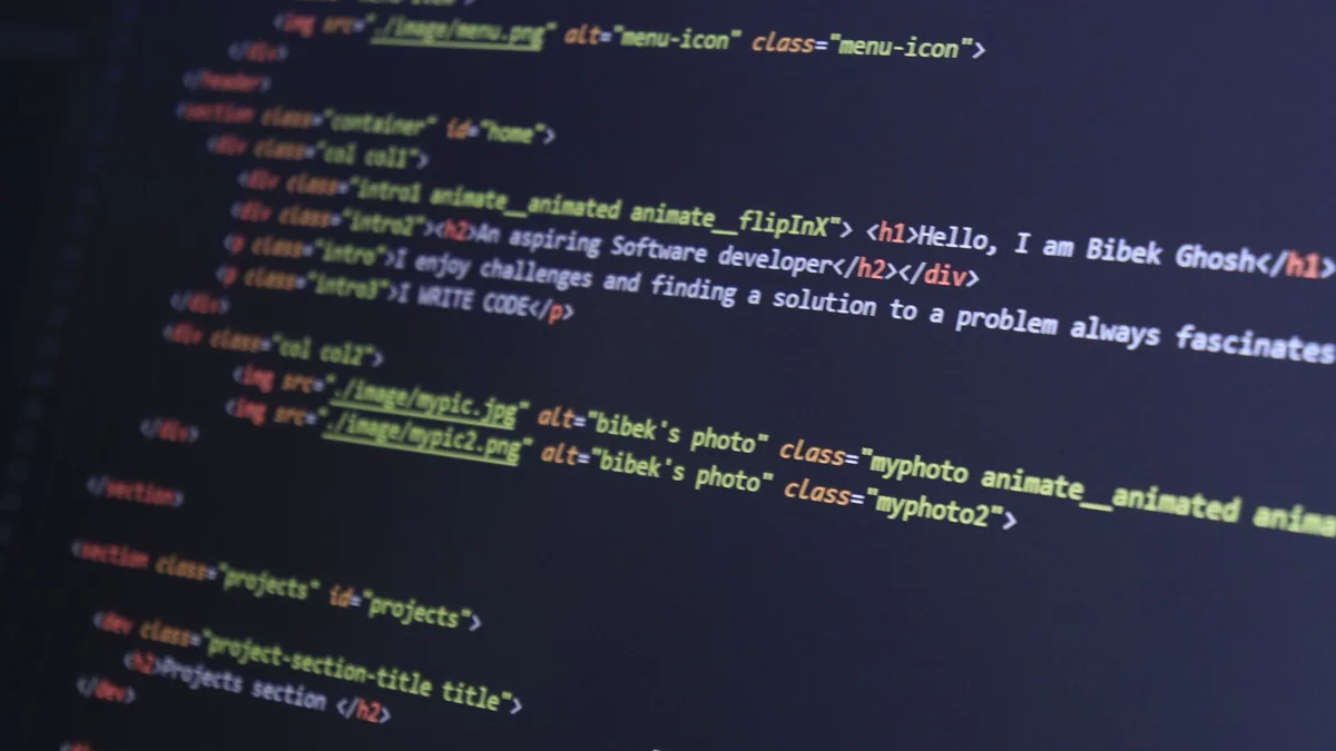 Bilgisayar ekranında renkli HTML kodu