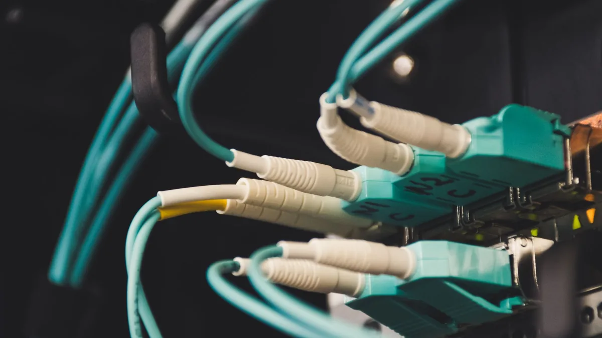 Sunucu odasında fiber optik kablolar ve portlar