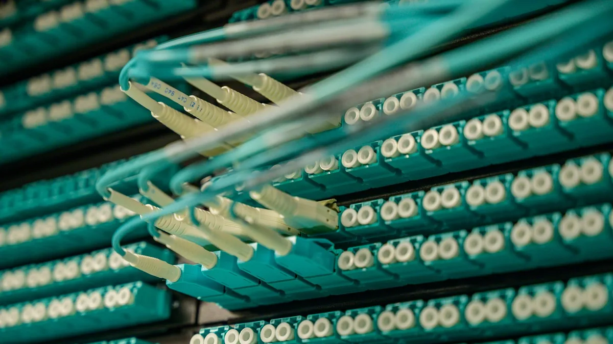Sunucuya bağlı fiber optik kablolar