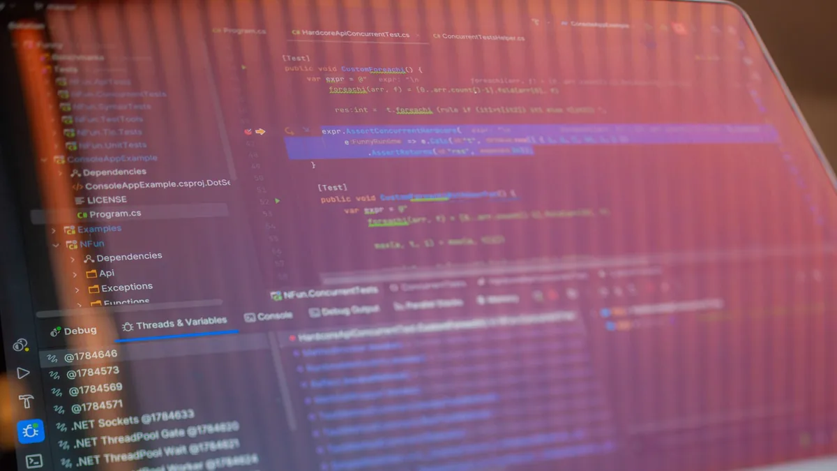 Program kodu gösteren bilgisayar ekranı