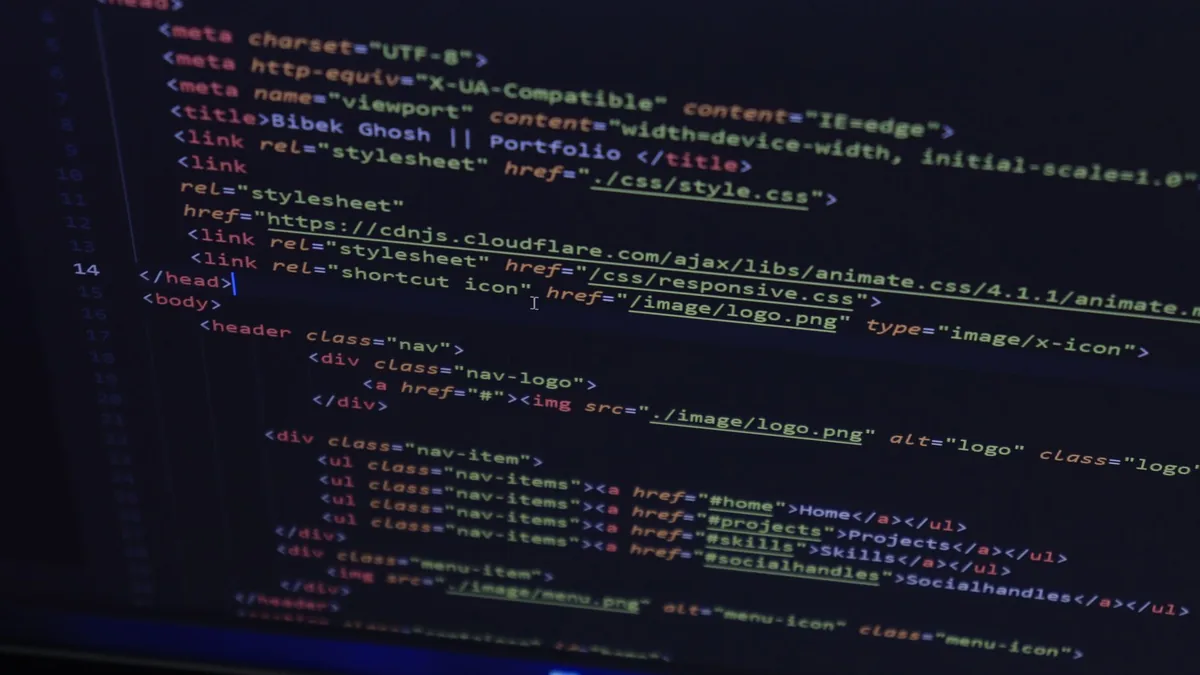 Monitörde yüksek çözünürlüklü HTML kodu