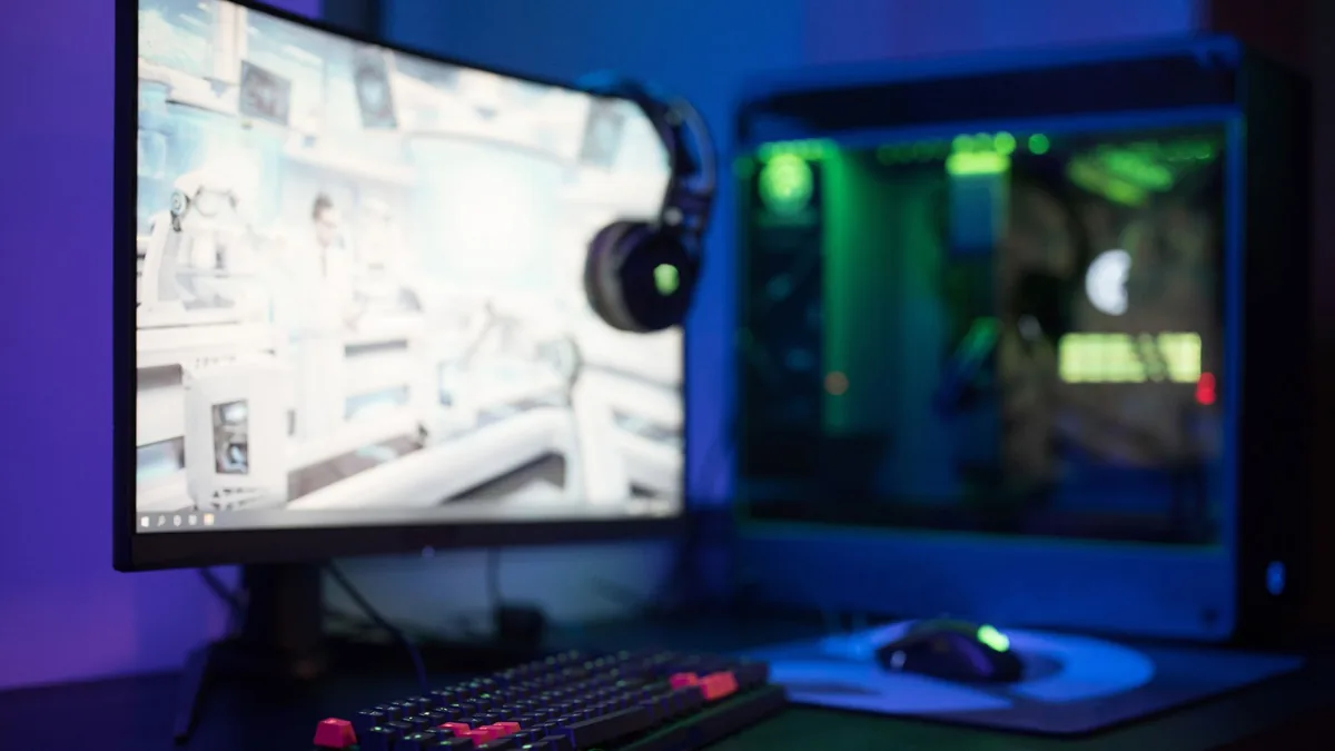Kavisli monitör ve RGB klavyeli oyuncu kurulumu
