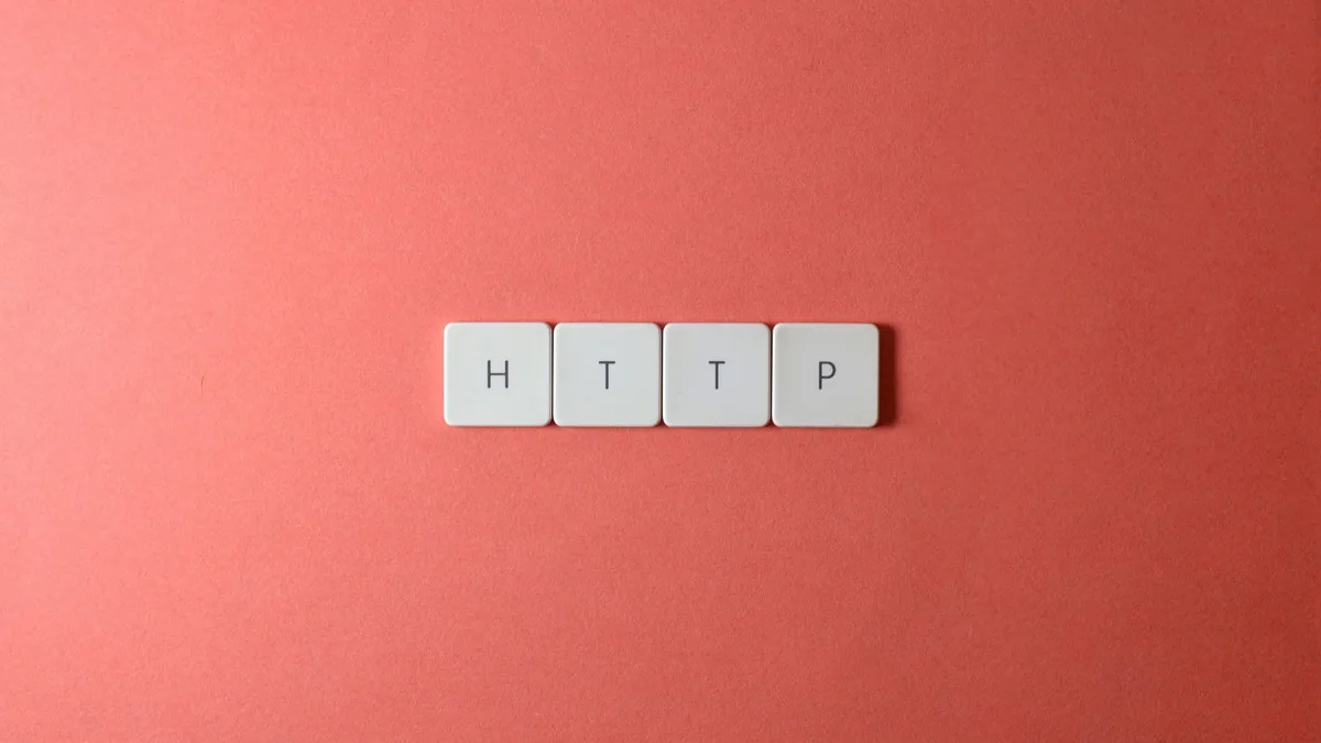 Pembe zeminde klavye tuşlarıyla “http” yazısı