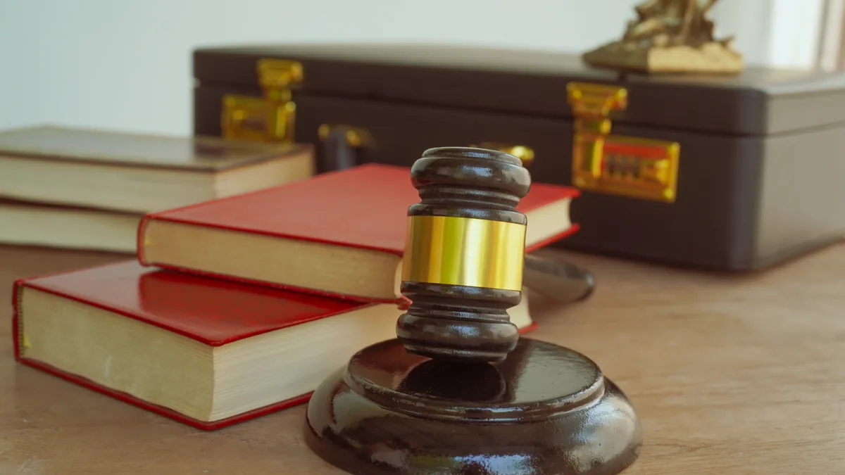 Hukuk kitaplarıyla adalet temalı düzen
