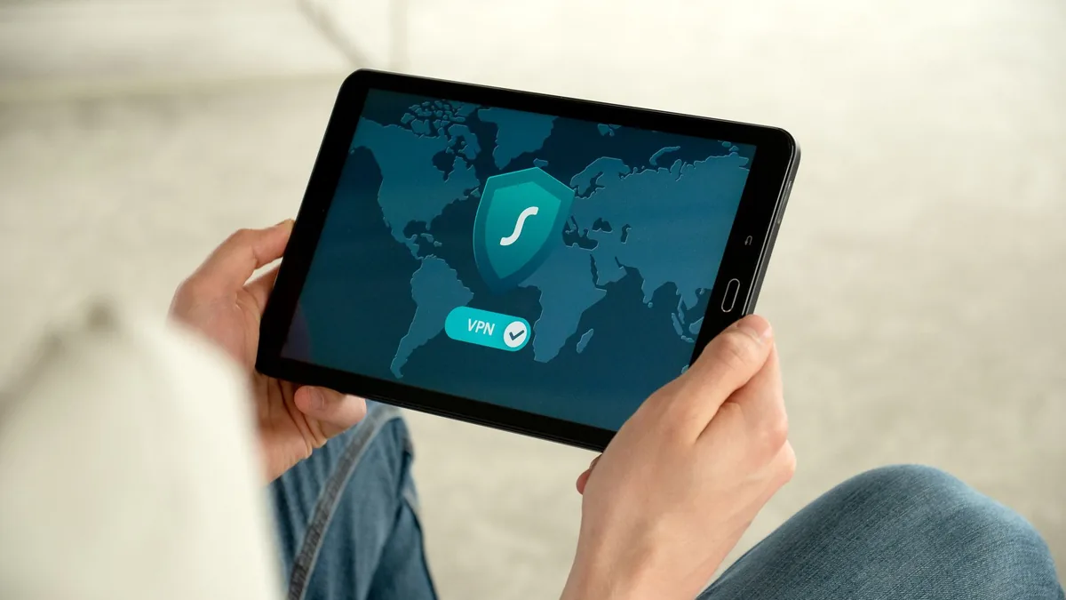 Tablette VPN bağlantı ekranı tutan kişi