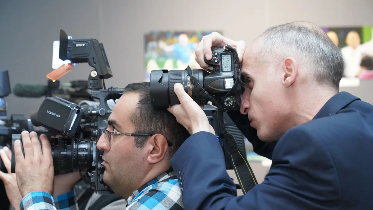 Etkinlik çekimi yapan fotoğrafçılar