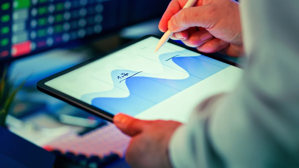 Tablette kalemle veri grafiği inceleyen profesyonel