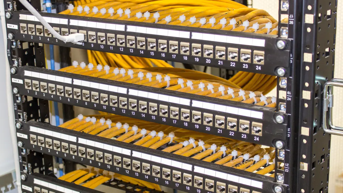 Sunucu odasında kablolar ve patch panel
