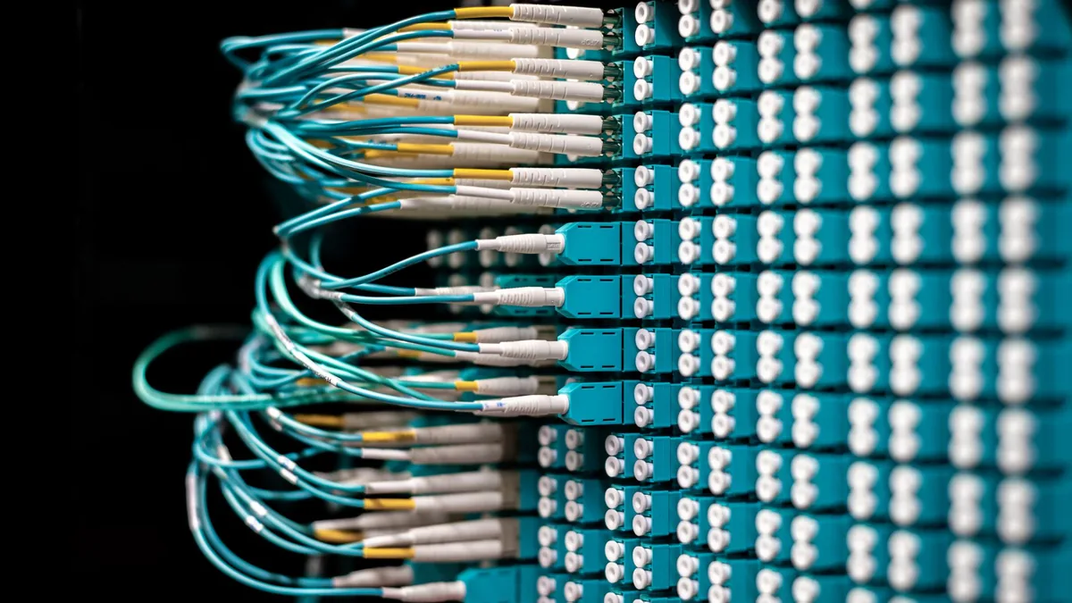 Server with electronic switches and connectors with yell