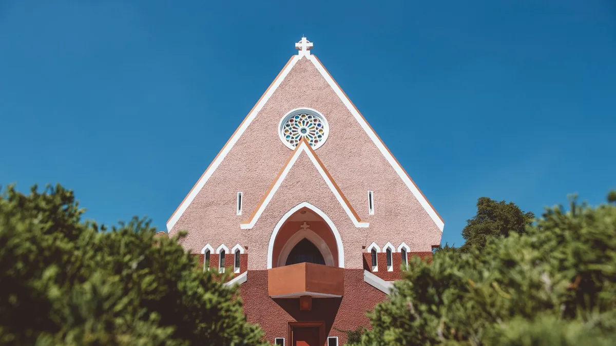 Gotik tarzda kilise cephesi